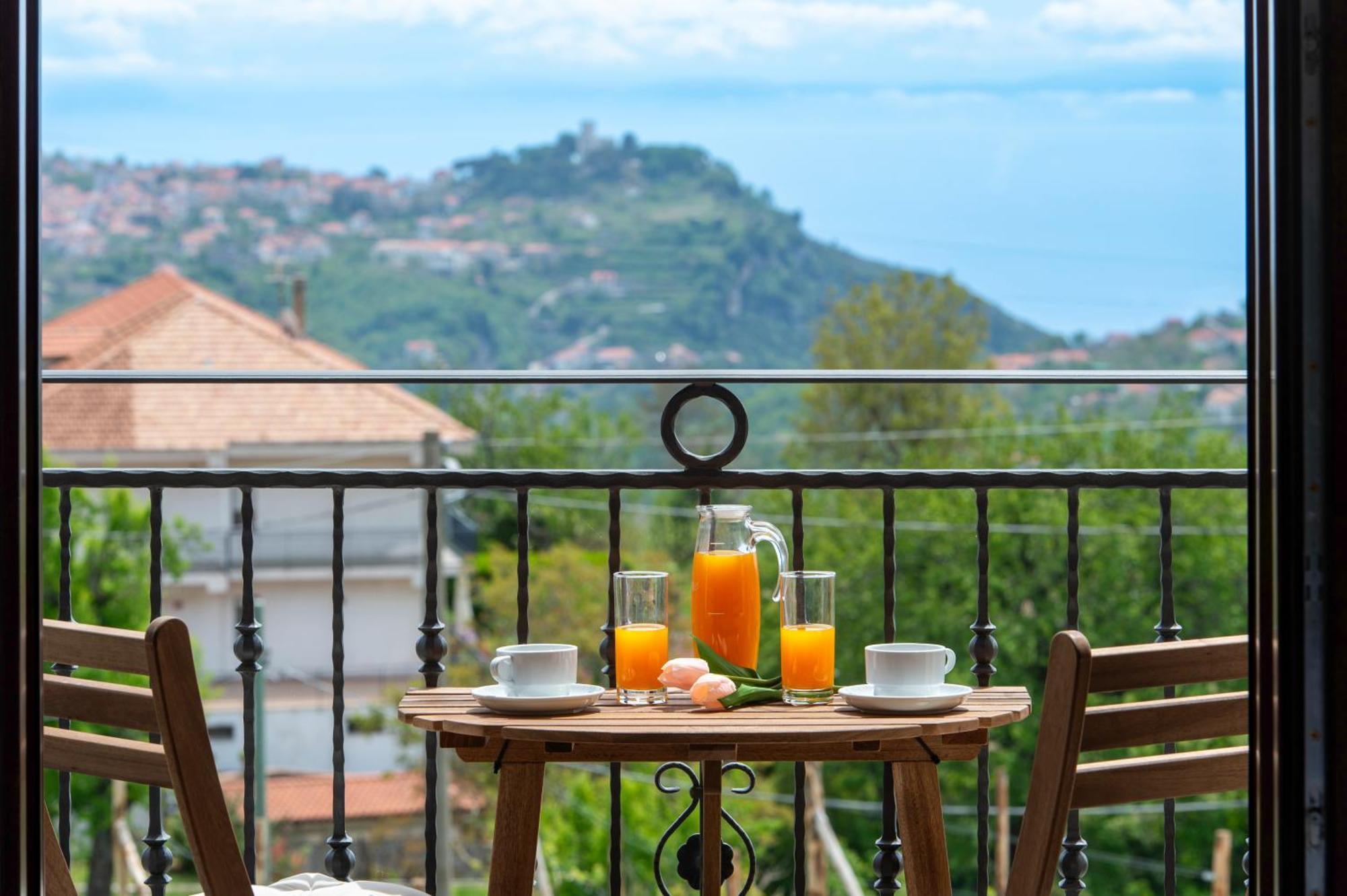 Bed and Breakfast Il Vigneto Di Nonno Pietro Аджерола Экстерьер фото